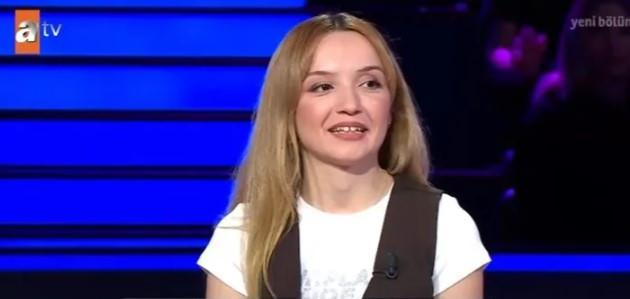 <p><strong>Ünlü oyuncu Oktay Kaynarca'nın sunumunu üstlendiği fenomen programa katılan Sümeyye Layık isimli yarışmacı, performansıyla sosyal medyaya damga vurdu.</strong></p>
