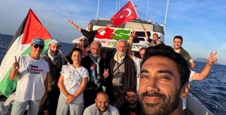 <p><em><strong>"Sonuç olarak, İsrail donanmasının gemilere iyi koordine edilmiş ve barışçıl bir müdahale gerçekleştirdiği anlaşılıyor. Bu karmaşık bir görevdi. Filodaki gemilerin çoğu yelkenliydi ve çoğu yaklaşık sekiz ila on mürettebat taşıyordu. Gezi teknesi Alma ve büyük tarihi yelkenli Sirius gibi daha büyük gemilerin yanı sıra, dönüştürülmüş balıkçı teknesi Estrella da vardı. Bu büyük teknelerde bir düzineden fazla aktivist bulunuyordu. Filo, Girit'in güneydoğusunda Family adlı daha büyük bir tekneyi geride bırakmıştı."</strong></em></p>
