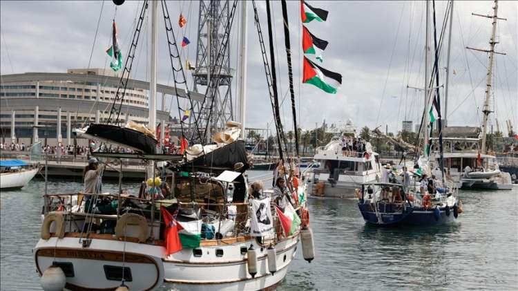 <p><span style="color:#B22222"><strong>KOMANDOLAR VE FÜZE GEMİLERİ GÖREV ALMIŞ</strong></span></p>

<p>The Times Of Israel ise, 3 Ekim 2025 tarihli haberinde, operasyonun donanmanın hangi birimi tarafından yapıldığını aktardı. Haberde şu bilgiler yer aldı:</p>

<p><strong><em>"12 saatten fazla bir süre boyunca, Shayetet 13 deniz komando birimi, Global Sumud Filosu'na ait 41 gemiye çıktı, sinyallerini bozduktan ve tazyikli suyla püskürttükten sonra gemilerde bulunan yaklaşık 400 aktivisti gözaltına aldı. Aktivistler, filoda 47 teknenin yer aldığını iddia etmişlerdi, ancak bazıları daha önceki aşamalarda geri dönmüş görünüyordu."</em></strong></p>
