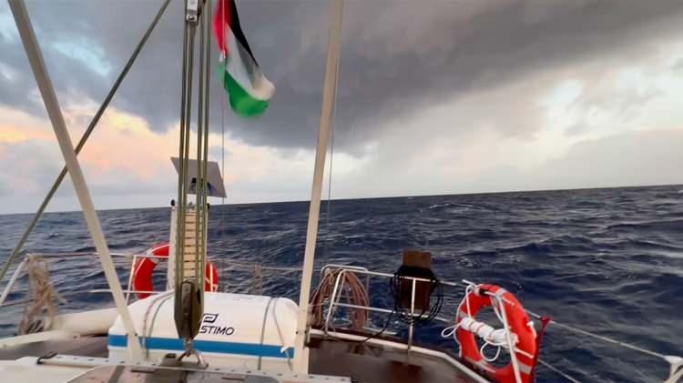 <p>Bu gazetenin haberinde, İsrail donanmasının öncelikle büyük tekneleri hedef aldığını ardından küçük teknelere yöneldiği aktarıldı. Haberde şöyle denildi:</p>
