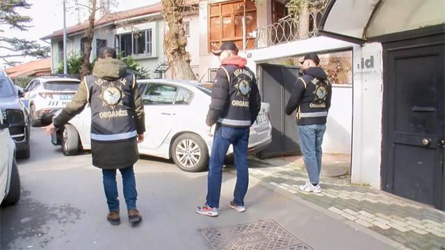 <p><strong>Gezi Parkı eylemlerinin planlayıcılarından biri olduğu iddiasıyla</strong> 248 gündür tutuklu bulunan menajer <strong>Ayşe Barım</strong>, "<strong>Türkiye Cumhuriyeti Hükümetini ortadan kaldırmaya teşebbüse yardım"</strong> suçlamasıyla ikinci kez <strong>İstanbul 26. Ağır Ceza Mahkemesi</strong>nde hâkim karşısına çıktı.</p>
