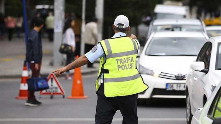 <p>TBMM Genel Kurulu, trafik cezalarının artırılmasına yönelik düzenlemeleri de içeren Karayolları Trafik Kanunu'nda Değişiklik Yapılmasına Dair Kanun Teklifi'nin görüşmelerine başlayacak.</p>
