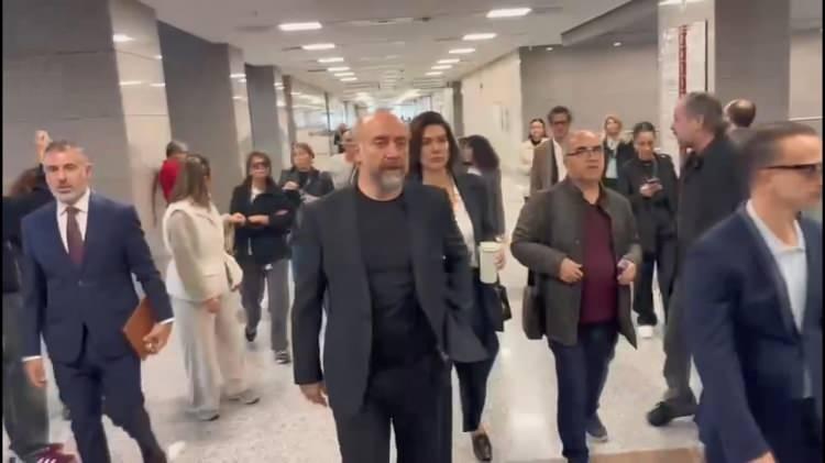 <p><strong>İLK İFADELER GELMEYE BAŞLADI</strong></p>

<p>Tanık Bergüzar Korel şu ifadeleri kullandı:</p>

<p><em><strong>“Ayşe Barım hiçbir şekilde beni yönlendirmedi, ben eşimle birlikte bireysel olarak Gezi Parkı’na gittim. Kendisini orada görmedim. 2006’dan beri birlikte çalışıyoruz. Onun hiçbir yönlendirmesi olmadı, asla. Sosyal medya paylaşımları için de yönlendirmesi yok. Hiçbir telkini hiçbir zaman olmadı. Doğru olan neyse onu dinliyorum.”</strong></em></p>
