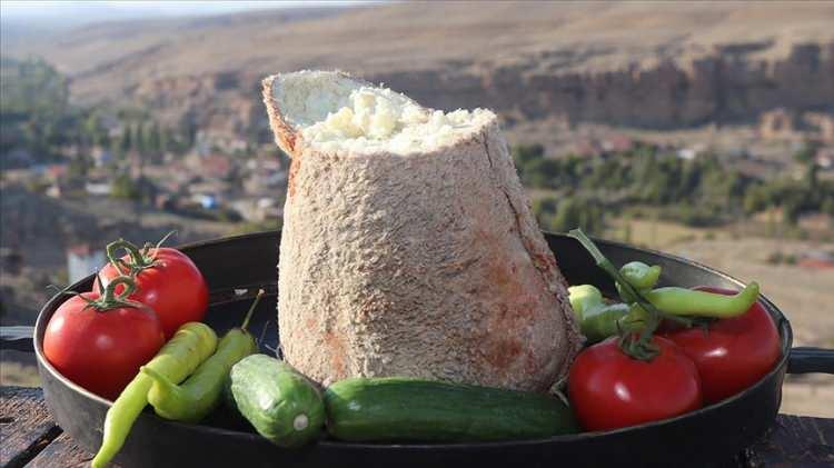 <p>Turistlerin adını en sık duyduğu, Anadolu'ya has ve lezzeti ile yiyeni büyüleyen Divle Obruk peyniri,  Türkiye'nin en ünlü lezzetleri arasında yer alıyor. </p>

<p> </p>

<p>Yöre halkının keçi, koyun ve inek sütlerini karıştırarak yaptığı obruk peyniri, özel tulumlara doldurulup serin ve nemli obruk mağaralarına bırakılıyor. Yaklaşık 6 ay boyunca burada olgunlaşan peynir, kendine özgü kokusu ve yoğun aromasıyla diğer peynir türlerinden ayrılıyor.</p>
