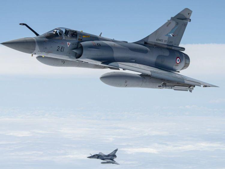 <p>Haberde, Yunanistan’ın 24 adet yeni Rafale uçağı satın aldığı ve Mirage 2000-5’lerin teknik desteğinin 2027’de sona ereceği hatırlatıldı. Atina’nın bu nedenle eski uçakları elden çıkarmak istediği ancak Hindistan’la yapılan satış görüşmelerinin sonuçsuz kaldığı aktarıldı.</p>
