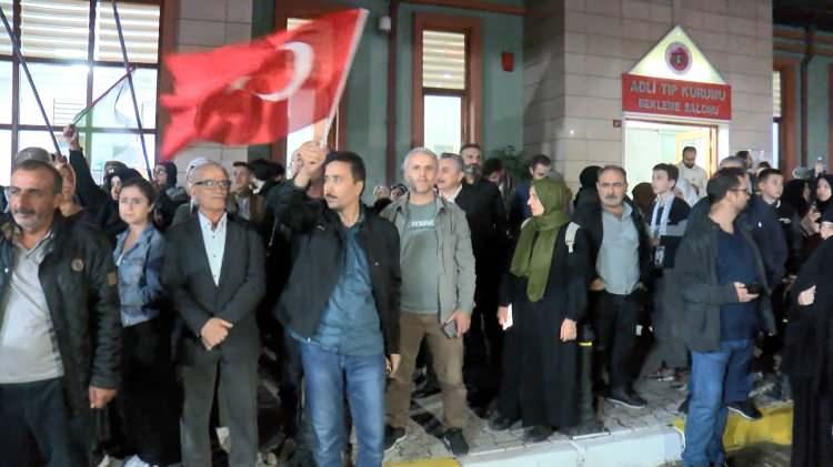 <p>"Fotoğraflarımızı çekerek, İsrail'e yasal olmayan yollardan girdiğimizi söyleyerek zorla bir kağıt imzalatmaya çalıştılar. Daha sonra beni bir avukatla görüştürdüler. Bu avukatla görüştükten sonra kağıdı imzaladım. Ayrıca İsrail'den gitmek istediğimizi bize zorla söyletmeye çalıştılar. </p>
