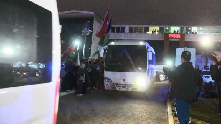 <p>Bize, 'Daha sonra bu parayı havalimanından alırsınız.' dediler ancak herhangi bir para alamadım. İsrail'de hakkımda herhangi bir hukuki işlem olmadı. Yalnızca beni direk alıp cezaevine sorgusuz sualsiz götürdüler. Bize, 'Siz Hamassınız' diyerek bağırdılar. İsrailli askerlerin ve polislerin hepsinin yüzü kapalıydı herhangi bir kimlik bilgisi edinemedim."</p>
