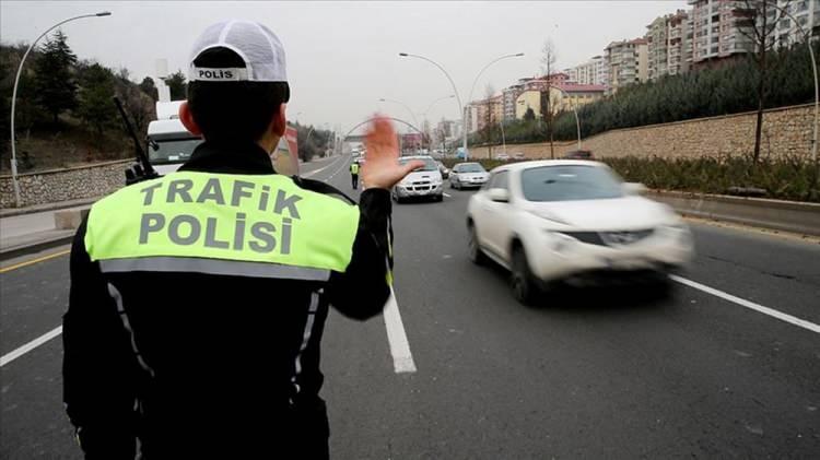 <p>PLAKASIYLA OYNAYANA CEZA GELİYOR<br />
<br />
Edinilen bilgiye göre, haftalık çalışmasına 7 Ekim Salı günü başlayacak Genel Kurul, trafik cezalarının artırılmasına yönelik düzenlemeleri de içeren Karayolları Trafik Kanunu'nda Değişiklik Yapılmasına Dair Kanun Teklifi'ni ele alacak.<br />
<br />
 </p>
