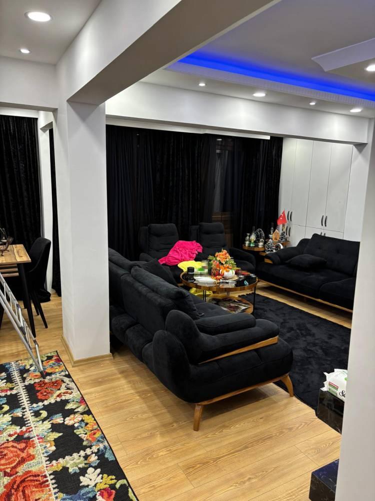 <p><span style="color:rgb(0, 0, 0)">Bizim dairenin yerleri laminanttır. Ancak çok fazla kaygandır. </span></p>
