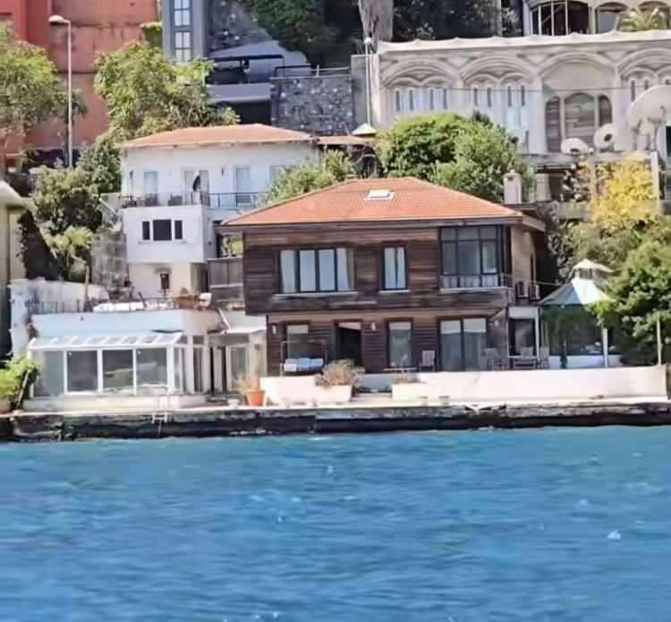 <p>Daha önce yalı nedeniyle ailesiyle sorun yaşadığını söyleyen Reha Muhtar, çocuklarının annesi olan Deniz Uğur'dan da şikayetçi olmuştu. Şimdi ise o yalıyı dudak uçuklatan fiyata satışa koydu.</p>
