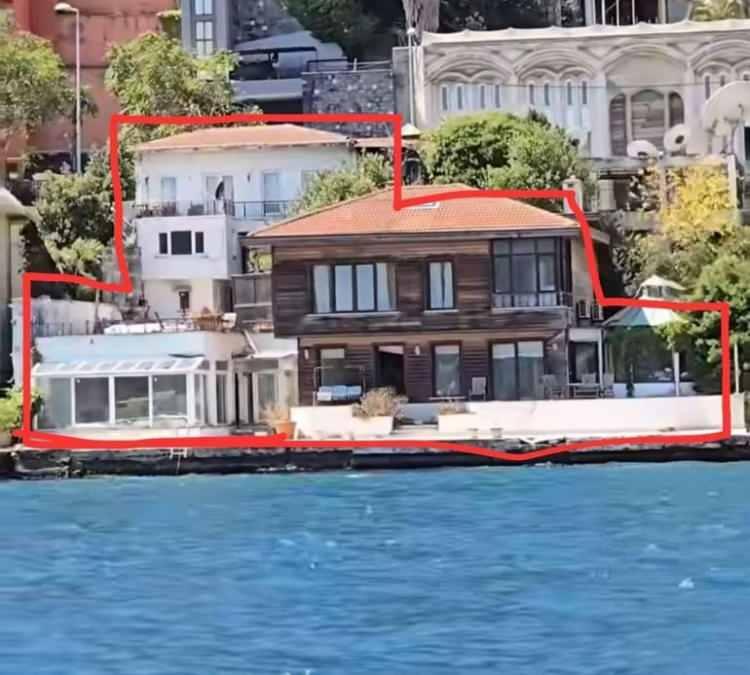 <p>Muhtar’ın 2000 yılında 4,5 milyon dolara satın aldığı yalı, eşsiz manzarası ve geniş kullanım alanlarıyla biliniyor. İçinde özel iskele, yüksek tavanlı salonlar ve geniş bahçe alanı bulunan yapı, İstanbul Boğazı’nın en prestijli gayrimenkullerinden biri olarak değerlendiriliyor.</p>
