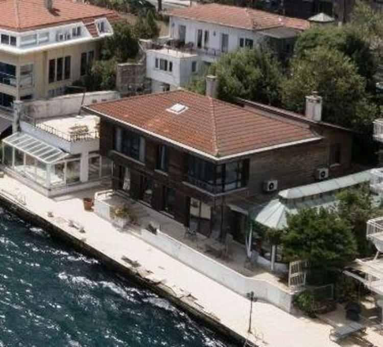 <p>Baltalimanı Caddesi'ndeki yalısını satışa çıkaran Reha Muhtar, 20 milyon dolar istediği iddia edildi. </p>
