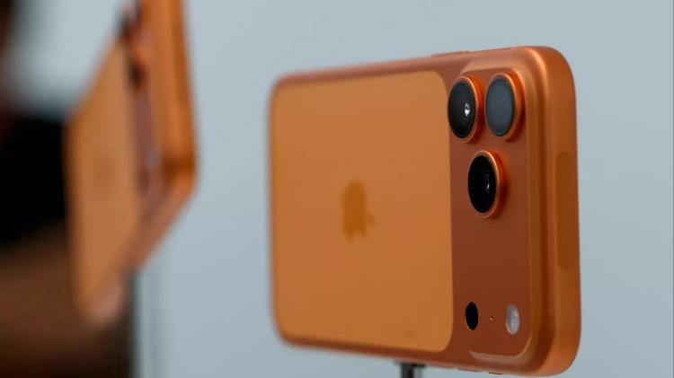 <p>Türkiye’de ise geçen yıl 3,5 milyona yakın mobil cihazla yaklaşık 7 milyar dolarlık satış yapan Apple’nin 9 Eylül’de tanıttığı İphone 17 serisi telefonlar iki günde tükendi.</p>
