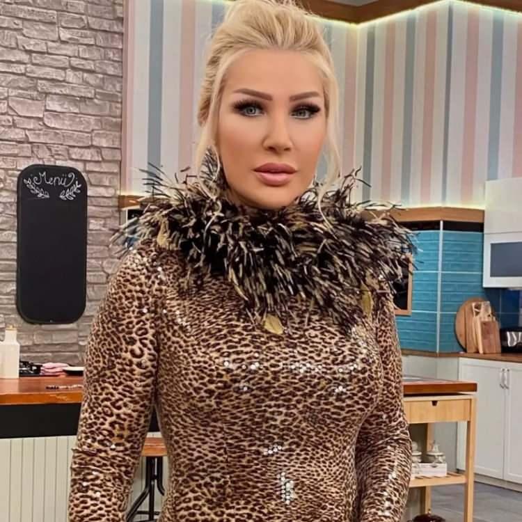 <p>Sayan, annesi Ayşe Ak Gürsaçar'ın evde çalışan kadınların kendisine zarar vereceğine inandığını açıkladığını paylaştı.</p>
