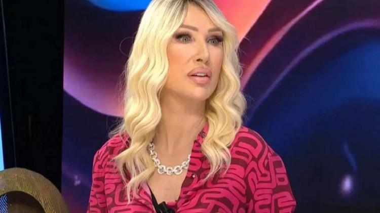 <p>Ünlü şarkıcı, annesinin korkuları nedeniyle ya ünlü şarkıcıyı ya da ablasını gördüğünde yemek yemediğini söyledi.</p>
