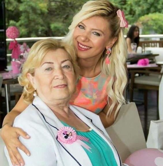 <p>"BU KADINLAR BENİ ÖLDÜRECEK"</p>

<p>Seda Sayan aynı zamanda, "Annem evdeki kadınlara kafasını takıyor. Bunlar beni zehirleyecek diyor nedense. Anne seni niye zehirlesinler diyorum, sen bilmiyorsun diyor. Bu kadınlar beni öldürecek siz bilmiyorsunuz, zehirleyecek beni bunlar. Anne seni niye öldürsünler, sen ölürsen işsiz kalırlar diyorum, onlar iş bulur diyor." ifadelerini kullandı.</p>
