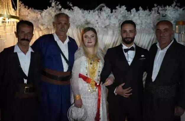 <p><strong>Şırnak'ın Beytüşşebap ilçesindeki Başaran köyünde, sosyal medyaya damga vuran görkemli bir düğün töreni gerçekleşti. </strong></p>
