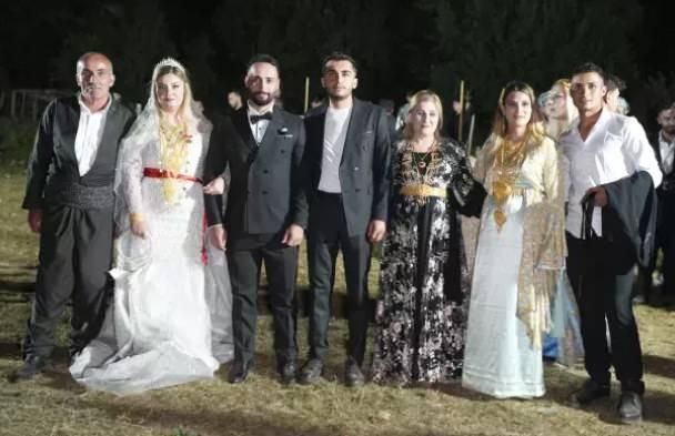 <p><strong>Jirki Aşireti’nden Hülya ve Emrah Gökçe çiftinin 2 gün 2 gece süren düğünü, ağızları açık bırakan anlara ev sahipliği yaptı.</strong></p>
