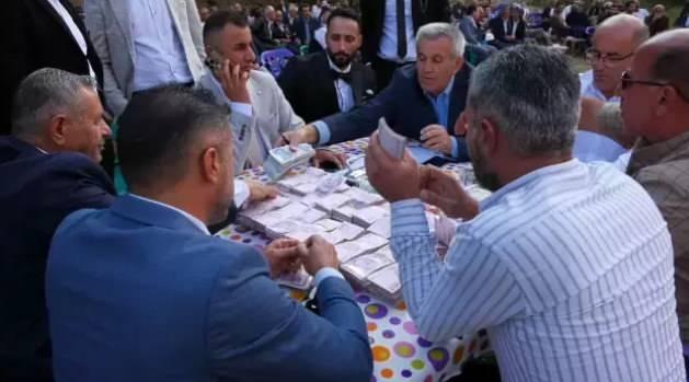<p><strong>Düğünde en dikkat çeken detay ise takı töreni oldu. Damat Emrah Gökçe’ye 3 milyon TL takılırken gelin Hülya Gökçe’ye ise 1,5 kilo altın takıldı. Törende takılan paraları 6 kişi sayabildi. </strong></p>
