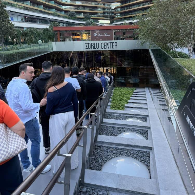 <p>Bilgi Teknolojileri Kurumu (BTK) verilerine göre 2024’te Türkiye’ye en çok akıllı mobil cihaz getiren marka 3 milyon 287 bin adet ile Apple oldu. Ardından ise 3 milyon 178 bin adet ile Samsung geldi.</p>
