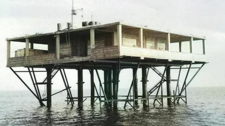 <p>Adada restoran, hediyelik eşya dükkânı ve posta ofisi açılıyor. Turistler akın etmeye başlıyor.</p>

<p> </p>
