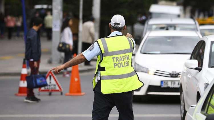 <p>Yarış yapan motorlu araç sürücülerine 46 bin lira idari para cezası uygulanacak ve sürücü belgeleri 2 yıl süreyle geri alınacak.</p>
