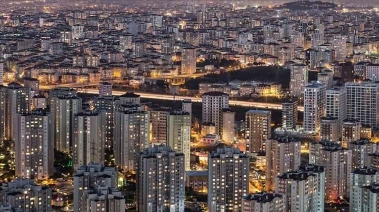 <p>Erdoğan'ın açılış konuşmasını yaptığı toplantının ardından kapalı kısma geçildi. Kapalı toplantıda, bakanlar, belediye başkanları ve il başkanları söz aldı. Edinilen bilgilere göre Çevre, Şehircilik ve İklim Değişikliği Bakanı Murat Kurum hafta başında açıklanan devlet eliyle kiralık konutlara ilişkin bilgi verdi.</p>
