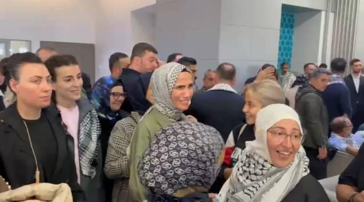 <p><strong>'TÜRK YETKİLİLER TARAFINDAN GÖSTERİLEN İLGİ VE ALAKADAN DOLAYI ÇOK MİNETTARIM'</strong></p>

<p>Süreç boyunca hukuki ve diplomatik destek alamadıklarını ifade eden Snedker, yakınlarıyla irtibata geçmelerinin engellendiğini söyleyerek, "Alıkonulduğumuz süreçte bizi resmi görevli olduğunu düşündüğümüz bir kişi bize bazı sorular sordu. Verdiğimiz cevaplar karşısında not aldı. Bu kişiye bizlere kötü davranıldığını söyleyerek, su verilmesini istedik. Ancak bu isteğimiz reddedildi. Oradaki koşullardan dolayı enfeksiyon kaptım ve şu an acil olarak hastaneye sevk edileceğim. Bizi İstanbul Havalimanı'nda ve burada çok iyi karşıladılar. Türk yetkilileri tarafından gösterilen ilgi ve alakadan dolayı çok minnettarım." dedi.</p>
