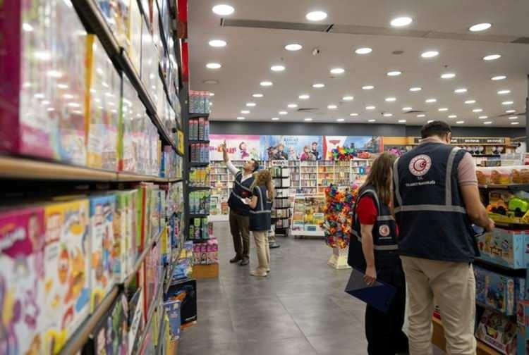 <p>Ticaret Bakanlığı, Güvensiz Ürün Bilgi Sistemi (GÜBİS) aracılığıyla yaptığı denetimlerde, yönetmeliğe aykırı ve sağlığı tehdit edebilecek ürünleri kamuoyuyla paylaşmayı sürdürüyor. </p>
