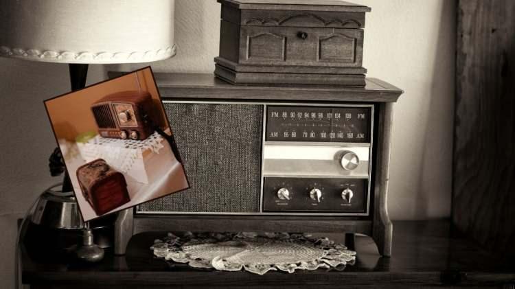 <p><strong><span style="color:#800000">Eskiden evlerin köşelerinde tozlanan eski radyolar, bugün antika tutkunlarının ilgisini çekiyor. Koleksiyoncular, bu nostaljik cihazlara yüksek fiyatlar biçiyor.</span></strong></p>
