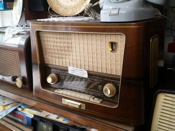 <p>Koleksiyonerler ve antika meraklıları, nostaljik görünümleri ve tarihi özellikleriyle dikkat çeken radyoları adeta birer hazine olarak görüyor.</p>

<p>Uzmanlara göre 1950’li ve 60’lı yıllarda üretilen markalı modeller, nadir bulunmaları nedeniyle koleksiyon piyasasında yüksek rakamlara alıcı buluyor.</p>
