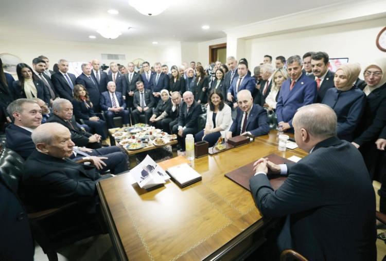 <p><strong>4- ERDOĞAN EMİNİM ÇOK MEMNUNDUR</strong></p>

<p> </p>

<p> </p>

<p>FOTOĞRAF karelerinden yansıyan havaya bakalım:</p>

<p> </p>

<p>- Devlet Bahçeli, en büyük ittifak ortağı.</p>

<p> </p>

<p>- DEM’liler Erdoğan’la yan yana poz vermekten memnun.</p>

<p> </p>

<p>- Davutoğlu ve Babacan, Kemal Bey’in armağanı olarak oradalar.</p>

<p> </p>

<p>- İYİ Parti, Yeni Yol ve Fatih Erbakan... Kareleri tamamlayan unsurlar.</p>

<p> </p>

<p>*</p>

<p> </p>

<p>Erdoğan’ın CHP’nin dışarıda kaldığı bu tablodan fazlasıyla memnun olduğuna yemin de ederim bahse de girerim.</p>

<p> </p>

<p>*</p>

<p> </p>

<p>Çünkü Erdoğan’ın...</p>

<p> </p>

<p>Mümkün olabilen en geniş tabanda birleşmeye ihtiyacı olduğu kadar bir düşmana da ihtiyacı var.</p>

<p> </p>

<p>*</p>

<p> </p>

<p>Ne demiş Necip Fazıl?</p>

<p> </p>

<p>*</p>

<p> </p>

<p>“Ey düşmanım, sen benim ifadem ve hızımsın / Gündüz geceye muhtaç, bana da sen lazımsın.”</p>
