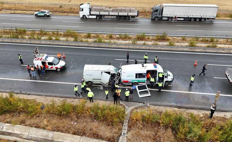 <p>2 araç, yaklaşık 50 metre sürüklendi. Kazada, Jandarma Astsubay Çavuş Kemal Özgür ve Jandarma Uzman Çavuş Arif Özdemir şehit oldu, minibüsteki Hışır Cihan hayatını kaybetti.</p>

