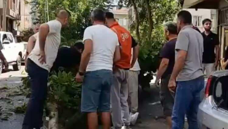 <p><strong>İstanbul Kartal'da meydana gelen korkunç olayın ardından sağlık ekipleri, hızla olay yerine geldi ve altında kaldığı ağaçtan kurtarılan oyuncuya ilk müdahale olay yerinde yapıldı.</strong></p>
