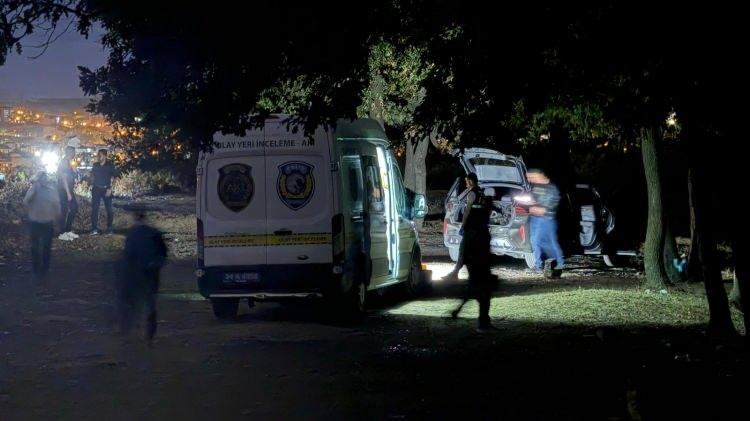 <p>Şüphelilerin saldırıda kullandıkları aracı ormanda terk ettikleri ve taksi ile kaçmaya çalıştıkları öğrenildi. </p>
