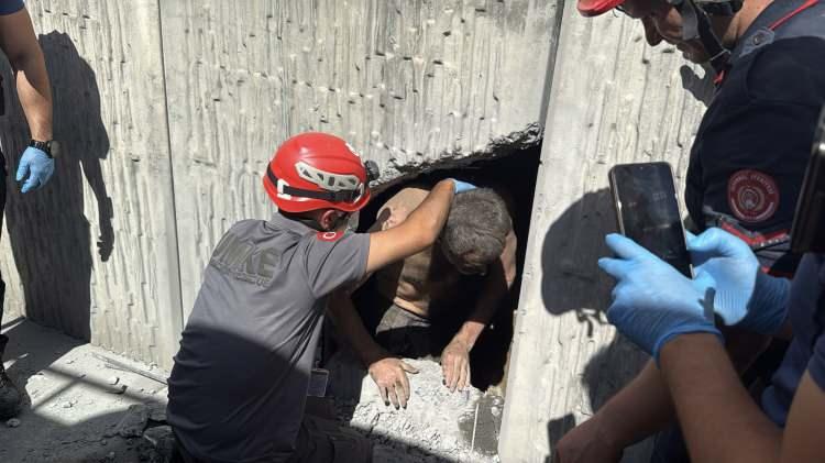 <p>Buradan ilerleyen kişi ardından 15 metre uzunluğundaki duvarın arkasına geçti. </p>
