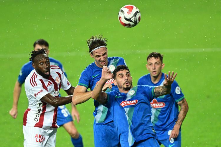 <p>Rizespor - 21 Sarı kart - Kırmızı kart: 0 </p>
