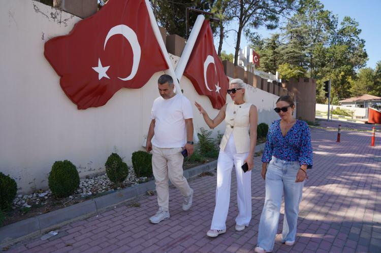<p>Bu çalışmalar kapsamında peyzaj, 'Kayı Bayrağı', 'Osmanlı Arması'na ve Şeyh Edebali'nin sözü olan "İnsanı Yaşat ki İnsan Yaşasın" sözlerini yerinden sökülmüştü. </p>
