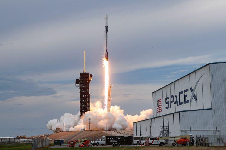<p><span style="color:#B22222"><strong>SPACEX </strong></span><strong>(Uzay şirketi)</strong></p>