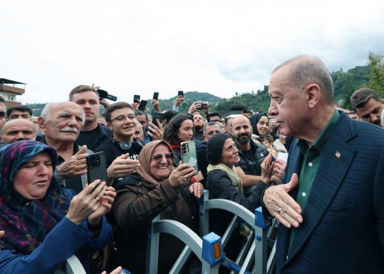 <p>Cumhurbaşkanı Erdoğan'a memleketi Rize'de vatandaşlardan büyük sevgi seli...</p>