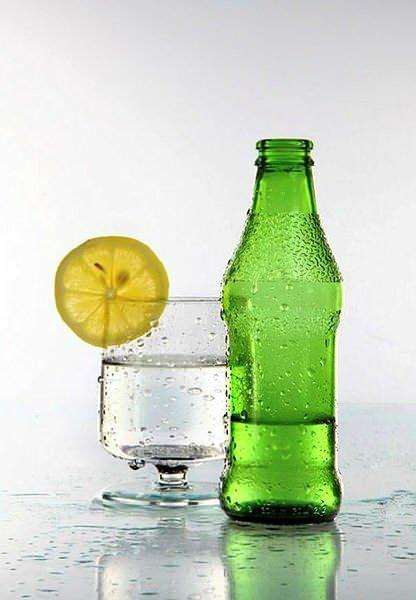 <p>Bu tür karışımlar, <strong>kalori ve şeker oranını ciddi oranda artırırken</strong> uzmanlar, bu alışkanlığın <strong>kilo artışı</strong>, <strong>insülin direnci</strong> ve <strong>uzun vadede diyabet riski</strong>ni artırabileceği konusunda uyarılarda bulunuyor.</p>
