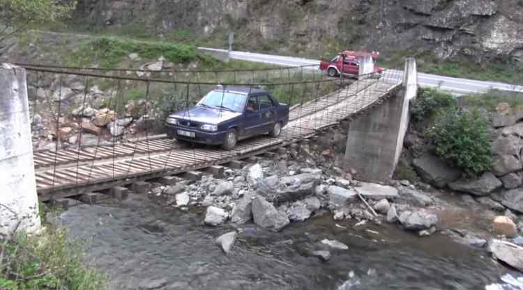 <p>Güner, Borçka-Hopa kara yolu üzerinde yerden 10 metre yüksekliğe, 35 metre uzunluğa, 2,60 metre genişliği sahip çelik halatlara bağlı ahşap köprünün her iki yönüne de güvenlik amacıyla demir kapı yerleştirdi. </p>
