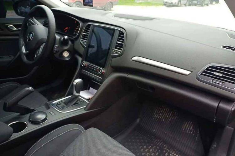 <p>C segmentinde konforlu ve geniş bir araç arayanlar için Renault Megane iyi bir seçenektir.</p>
<p>Bu bütçeyle, 2014-2017 model yılları arasındaki dizel 1.5 dCi motorlu versiyonları tercih edilebilir.</p>
<p>Renault'nun yaygın servis ağı ve parçalarının kolay bulunması, bu modeli cazip kılan temel faktörlerdir.</p>