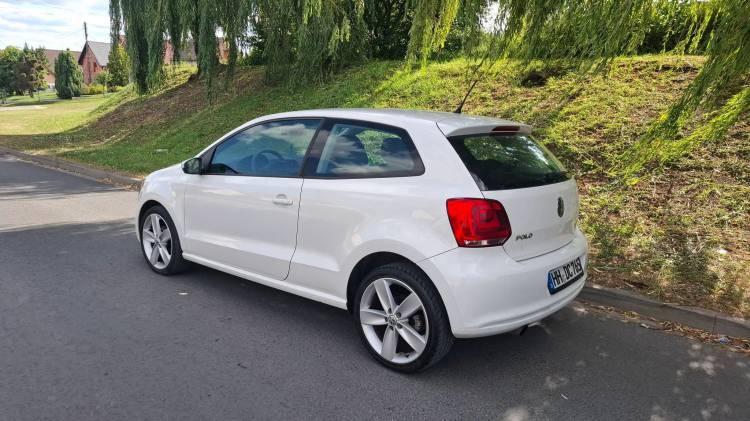 <p>Alman kalitesini ve kompakt sürüş dinamiklerini bu bütçeyle deneyimlemek isteyenler için Golf ve Polo'nun bu dönemdeki modelleri hedeflenmelidir.</p>

<p>1.4 TSI veya 1.6 TDI motorlu versiyonları, yakıt verimliliği ve konfor sunar. Volkswagen'in piyasada likiditesi çok yüksektir.</p>
