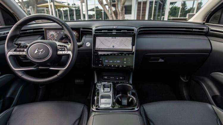 <p>Kompakt SUV segmentinde yer alan bu Koreli ikilinin daha eski jenerasyonları (2012-2015), 600 bin TL bütçesine yakışan bir SUV konforu sunar.</p>
<p>Otomatik şanzıman ve dizel motor seçenekleri de bu bütçede bulunabilir.</p>
<p>Bu modeller, güncel tasarımlarını koruyan ve yüksek talep gören araçlardır.</p>