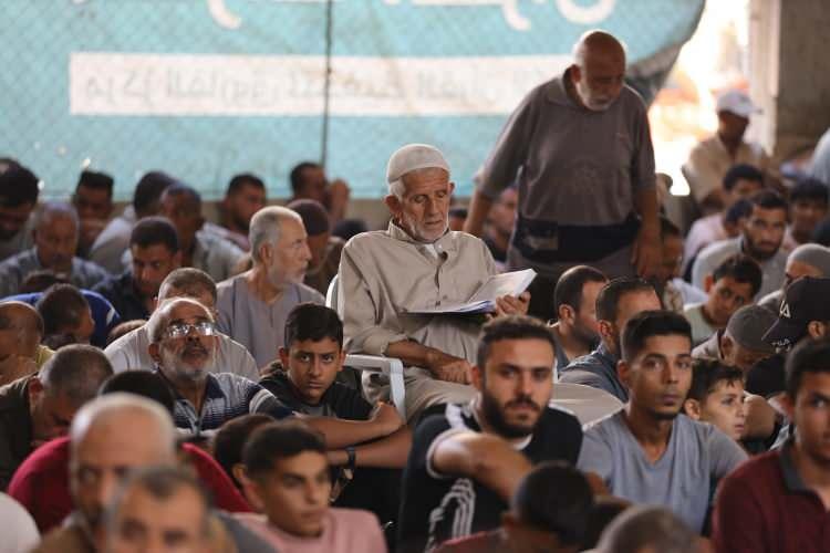 <p>ATEŞKES RESMEN 12.00'DA YÜRÜRLÜĞE GİRMİŞTİ</p>

<p> </p>

<p>İsrail ordusu, Gazze'de ateşkesin saat 12.00'de yürürlüğe girdiğini duyurdu.</p>

<p> </p>

<p>Ayrıca Gazze'ye kısıtlama olmaksızın yardımların derhal ulaştırılacağı söylenmişti.</p>

<p> </p>

<p> </p>
