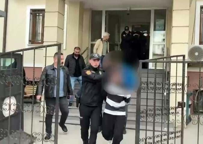<p>Karasu Cumhuriyet Başsavcılığı koordinesinde Sakarya İl Emniyet Müdürlüğü Asayiş Şube Müdürlüğü ekiplerince geniş çaplı çalışma başlatıldı.</p>

<p> </p>

<p>1 ay boyunca süren çalışmalar neticesinde 30 Eylül 2025 tarihinde İstanbul, İzmir ve Sakarya'da toplam <strong>17 adrese eş zamanlı operasyon gerçekleştirildi.</strong></p>
