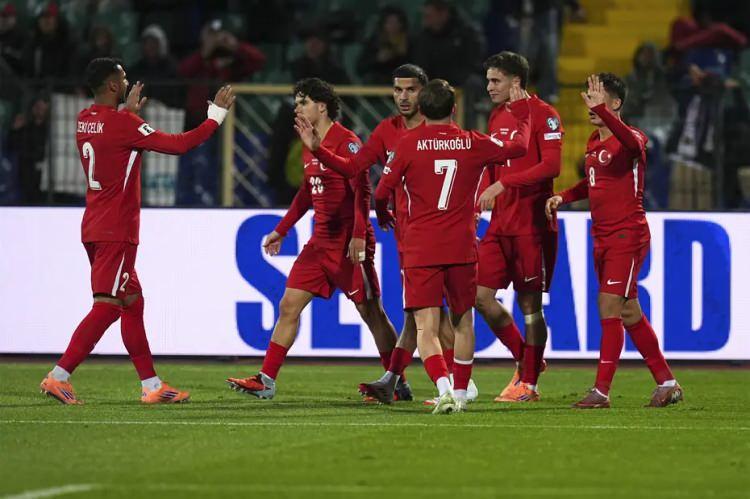 <p>Sport Mediaset: "Yıldız büyüledi"<br />
<br />
"Çalhanoğlu (iki gol pası) ve Yıldız'ın (iki gol pası) katkılarıyla Montella'nın öğrencileri Bulgaristan'ı 6-1 yenerek ikinci sırayı korumak için kritik öneme sahip averajı geri aldı."</p>
