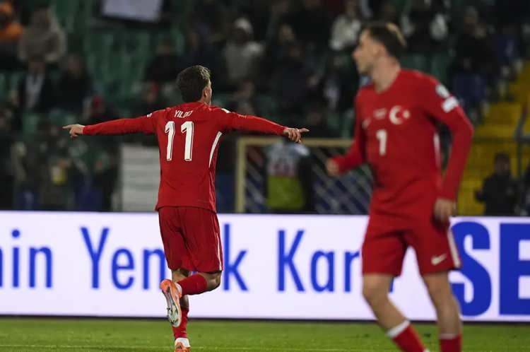 <p>"Sofya'da Vincenzo Montella'nın milli takımı, Güler ve Kirilov karşılıklı golleri sonrasında Popov'un kendi kalesine attığı golle yeniden öne geçti. Ardından Juventus'tan Yıldız'ın iki gol atmasıyla coştu. Roma'lı Çelik ve Kahveci 6-1'lik galibiyeti perçinledi"</p>
