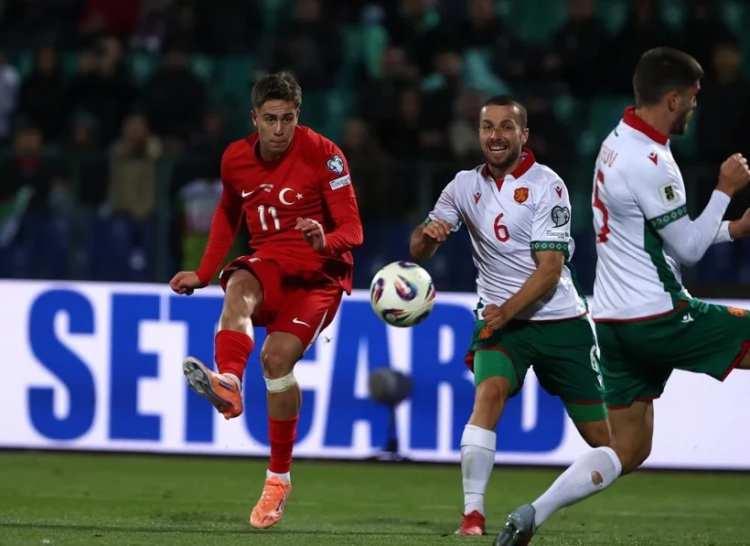 <p>"Türkiye dün gece, enerjik ve golcü Kenan Yıldız'ı dünya çapında üne kavuşturdu. Yıldız, beş dakikada iki gol atarak Vincenzo Montella yönetimindeki Türkiye'nin (Bulgaristan'ı deplasmanda 6-1 yenerek) E Grubu'nda altı puanla İspanya'nın ardından ikinci sıraya yükselmesini sağladı."</p>
